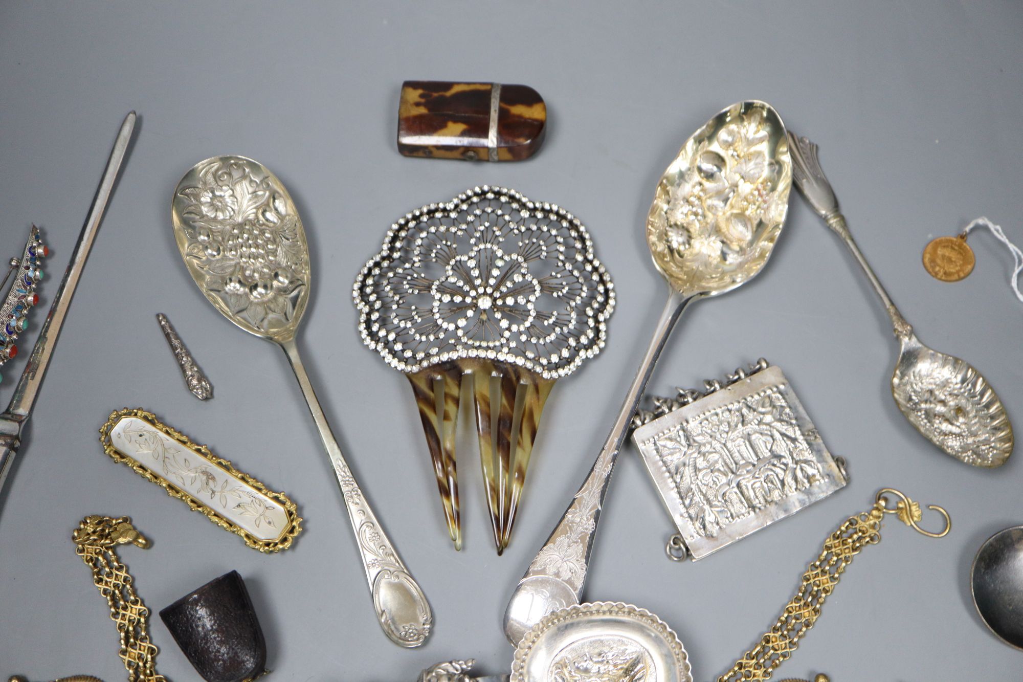 Sundry minor jewellery etc. including an ornate gilt necklace, a silver thimble